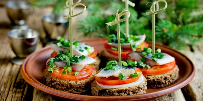 Canapé au hareng et à la tomate