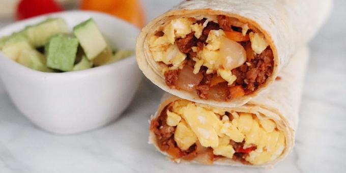 Burrito avec des œufs brouillés et chorrizo