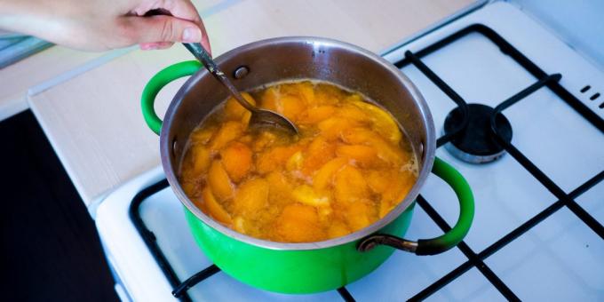 Jam d'abricots et oranges: cuire pendant 20 minutes à feu doux