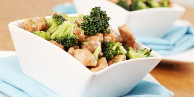 Poulet au brocoli dans une sauce à la noix de coco et au citron vert