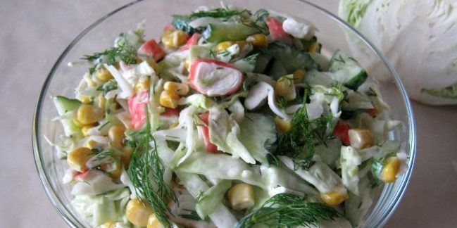 salade fraîche: Salade de chou, le maïs et des bâtonnets de crabe
