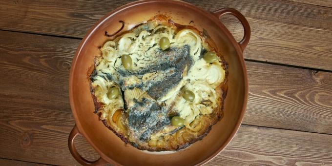 Comment faire cuire le poisson au four: plie aux oignons et crème sure