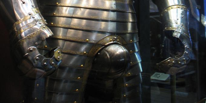 Les chevaliers du Moyen Âge ne portaient pas de poignets blindés pour protéger leurs organes génitaux.