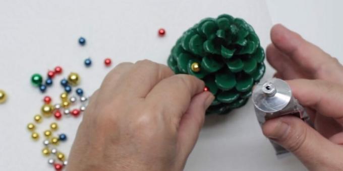 comment faire un arbre de Noël de vos propres mains: ajoutez des perles