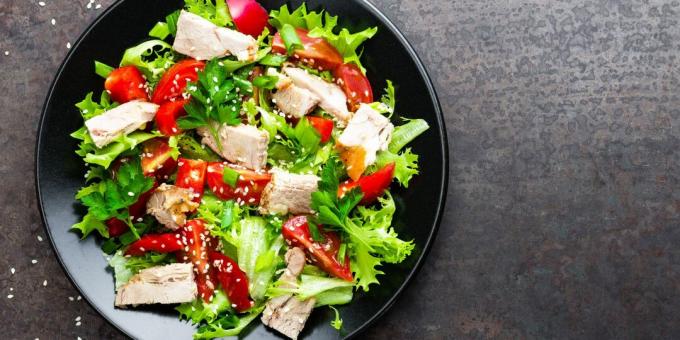 Salade de poulet et légumes pour des vacances aux graines de sésame