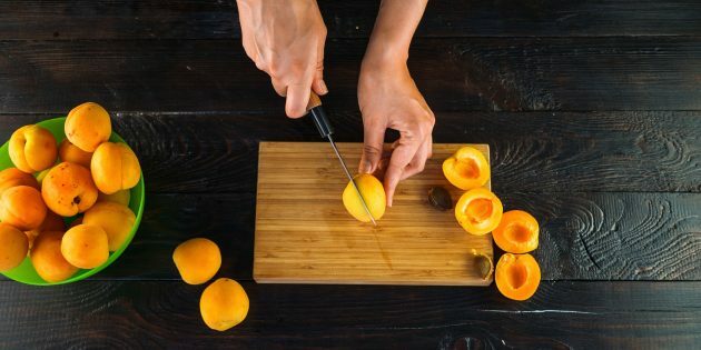 Confiture d'abricots et d'oranges: coupez les abricots