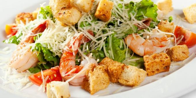 Salade César aux crevettes: une recette simple