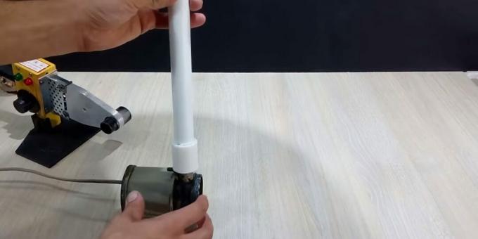 Comment faire une fontaine à faire soi-même: connecter un tube à une pompe