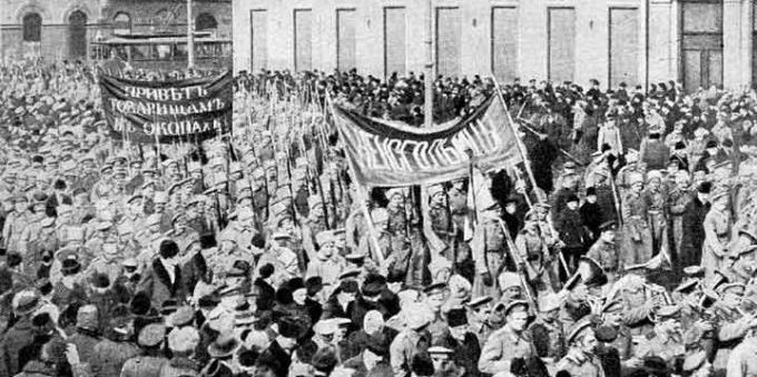 Histoire de l'Empire russe: Révolution de février. Manifestation de soldats à Petrograd dans les jours de février. 