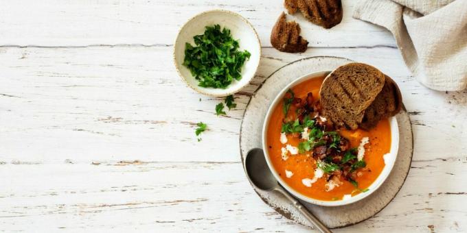 Soupe de purée de potiron au bacon et piment