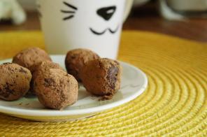 Desserts pour les coureurs: truffes syroedcheskie et carrés d'avoine avec les bleuets