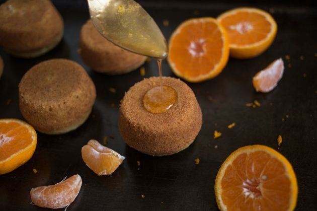 Versez le sirop sur les muffins à la mandarine
