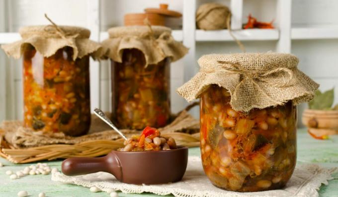 Salade d'aubergines aux haricots pour l'hiver