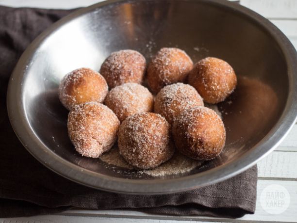 Saupoudrer les beignets de kéfir de poudre et servir