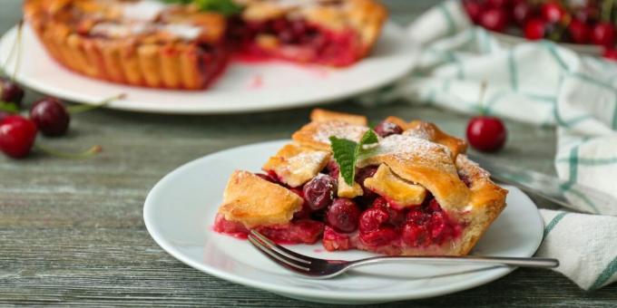 Gâteau de sable aux cerises et fraises