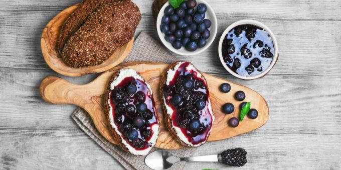 Bruschetta aux fruits rouges