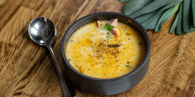 Soupe au fromage avec du poisson en conserve