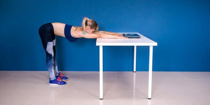 Exercice le plus simple: étirement des épaules de table