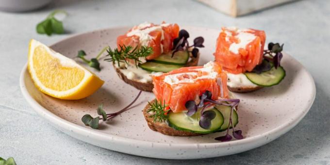 Sandwichs au poisson rouge et fromage à la crème