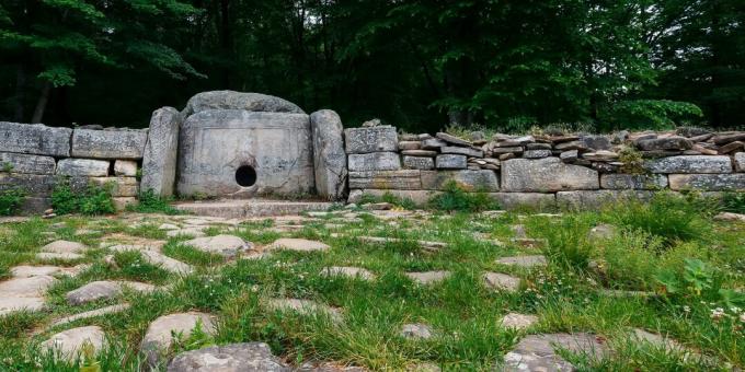 Curiosités de Gelendzhik: dolmens de la rivière Zhane et du village de Vozrozhdenie
