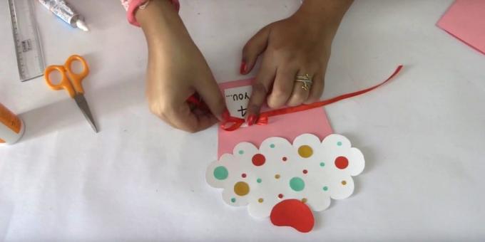 Découpez des petits cercles de papier de couleur de différents diamètres