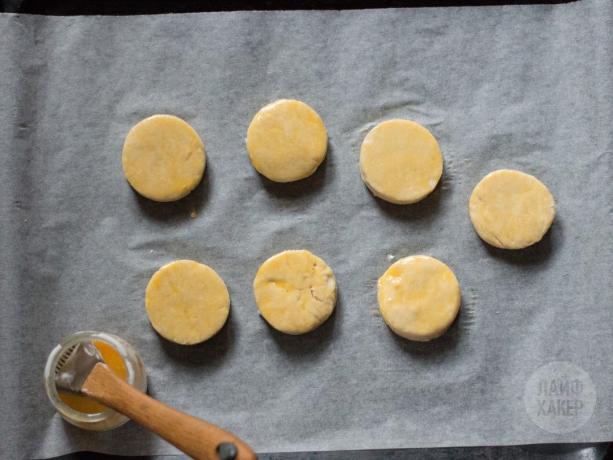 Comment faire cuire les muffins pour le petit déjeuner, répartis sur parchemin