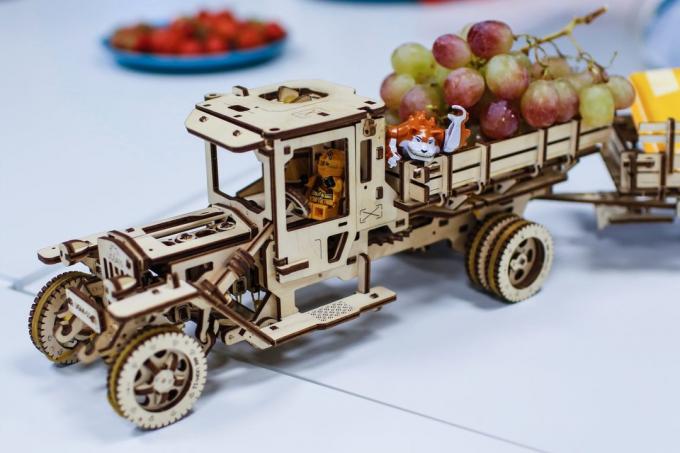 Vue d'ensemble UGEARS concepteur: camion en bois qui va sans piles