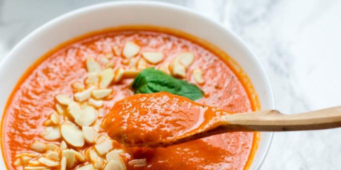 Soupe de purée de tomates aux poivrons et aux amandes