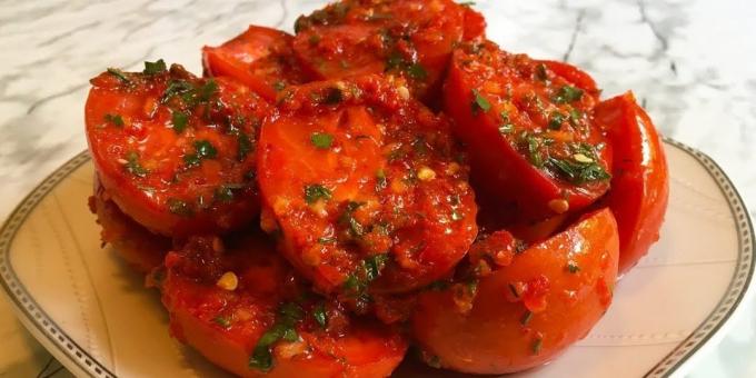 Les tomates en coréen pour l'hiver avec de l'ail, la cloche et les piments et le persil