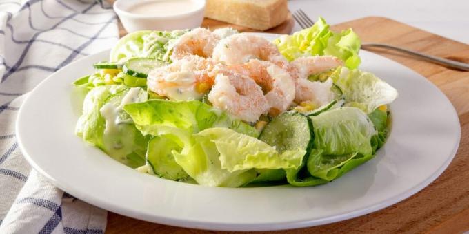 Salade aux crevettes, concombres et maïs