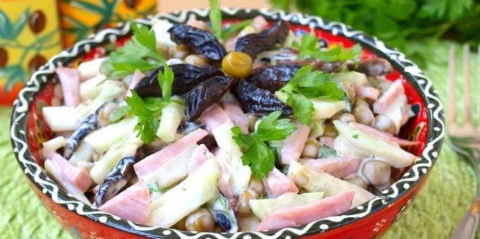Salade aux pruneaux, jambon et petits pois
