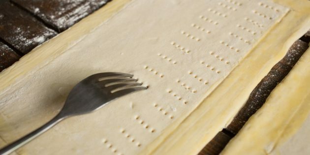 Tarte aux légumes: saupoudrer la pâte avec une fourchette