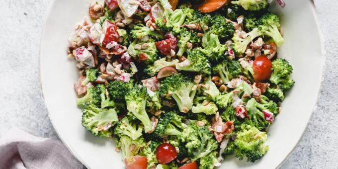 Salade de brocoli Recette avec, du bacon, les oignons, les raisins et les graines de tournesol