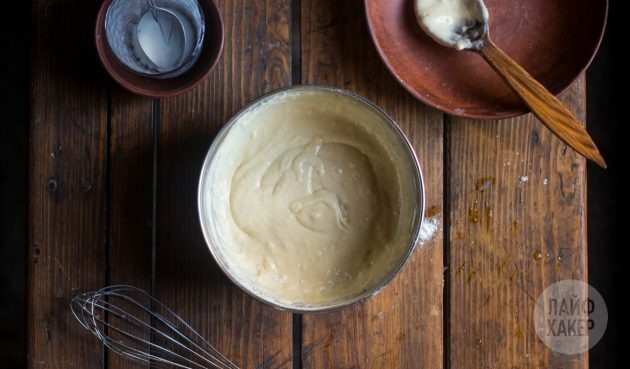 Comment faire une tarte aux cerises au yogourt rapide: combiner des ingrédients secs avec des liquides
