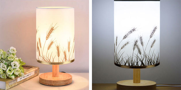 Lampe sur un support en bois