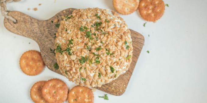 Snack au fromage avec cacahuètes et persil