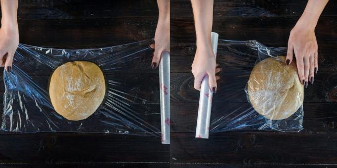 Gâteau au miel Gâteau: Wrap la pâte en film plastique 
