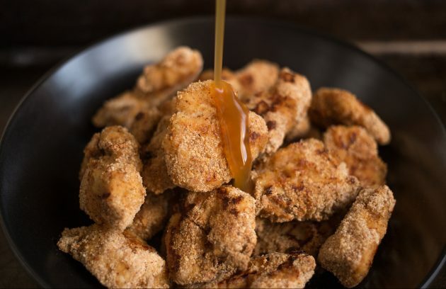 Filet de poulet au four glacé à l'orange: ajouter le glaçage au poulet