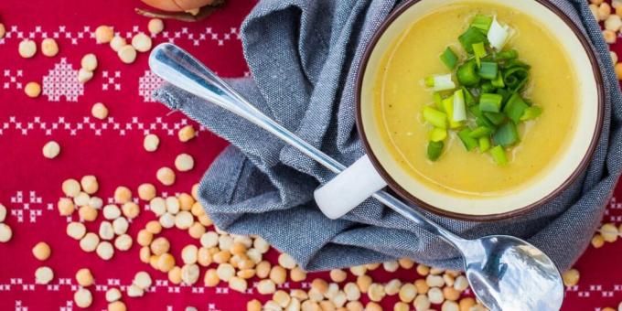 Soupe aux pois au fromage avec saveur fumée