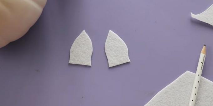 Artisanat de la citrouille: Couper les oreilles de feutre blanc