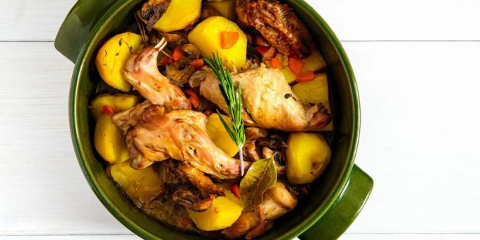 Lapin dans une casserole avec pommes de terre et carottes au four: une recette simple