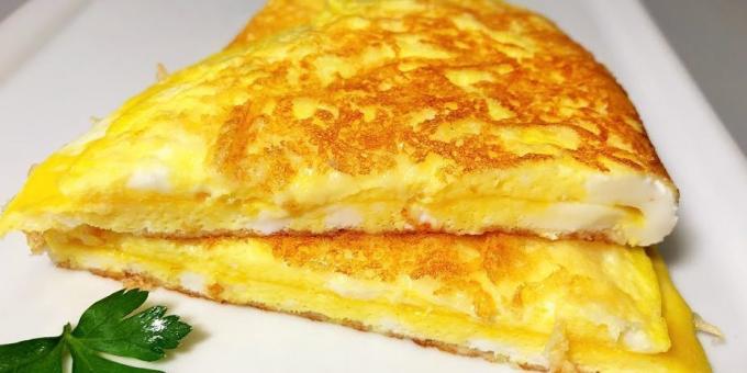 Petit-déjeuner rapide: œufs brouillés avec croûte de fromage croustillant