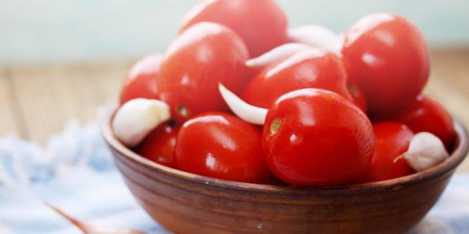 Comment mariner les tomates, l'ail, le poivre noir, moutarde sèche et Lavrushka