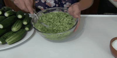 concombre Recette: Ajouter des légumes râpés au sel et bien mélanger