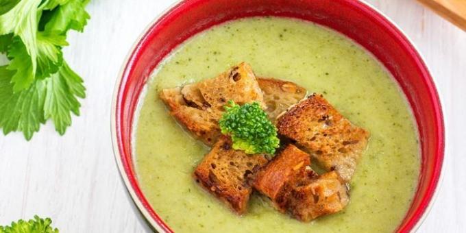 soupe de céleri avec du brocoli et croûtons