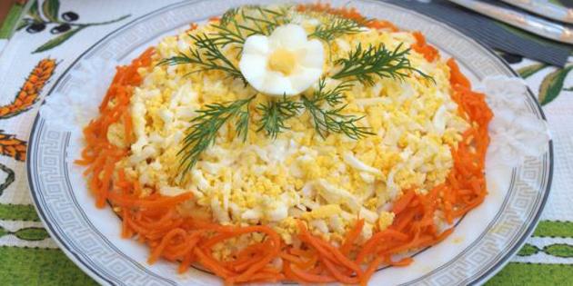 salade coréenne avec des carottes et du poulet