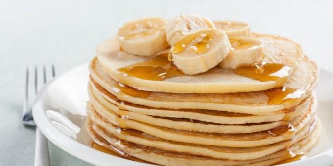Que cuisiner pour le petit déjeuner: American crêpes avec du miel et des bananes