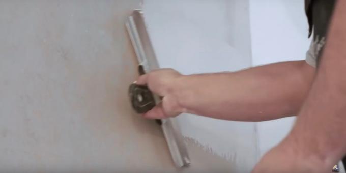 Comment aligner le mastic de paroi, à partir de l'angle et de haut en bas se chevauchent, puis enlever tout excès de mastic avec une spatule