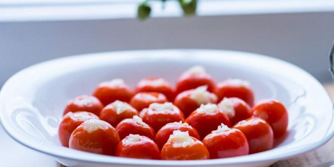 Tomates cerises salées à l'ail