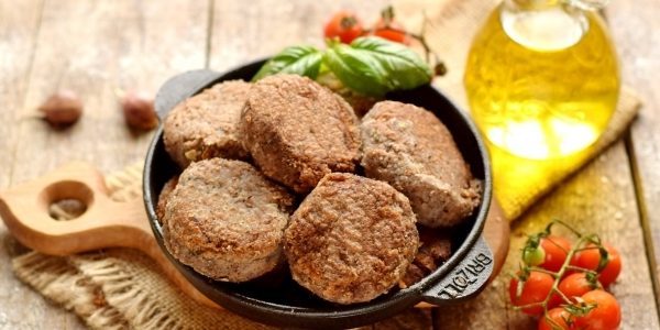 boulettes de viande sans viande avec des haricots et des champignons